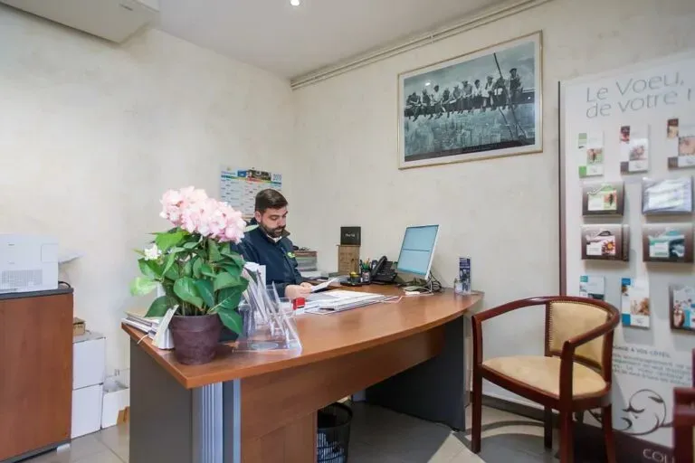 Bureau d'accueil d'une agence de pompes funèbres