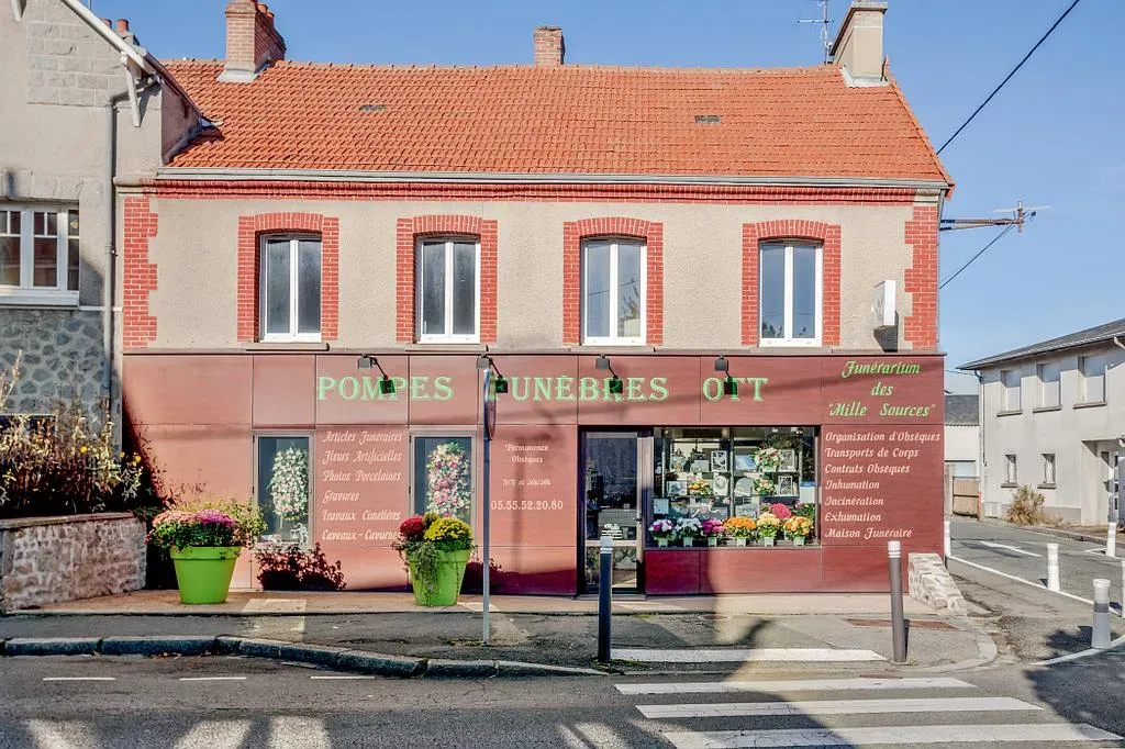 Facade extérieure de l'agence Pompes Funèbres Ott et du Funérarium des Mille Sources