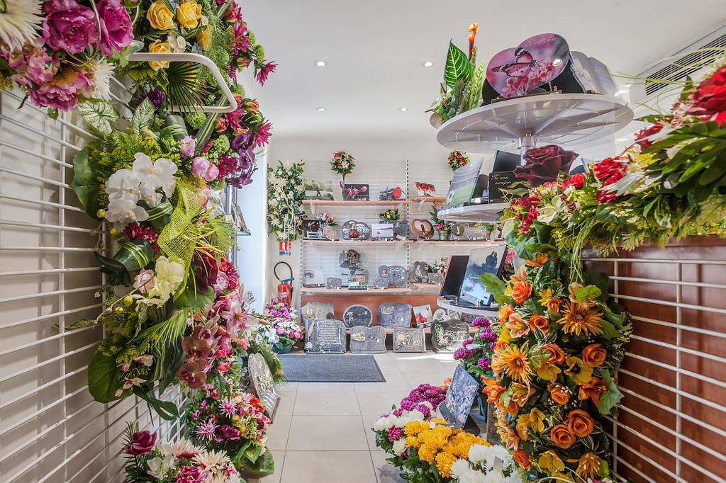 fleurs dans un vase dans un cimetiere
