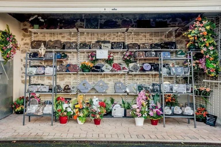 Rayonnages de plaques funéraires et fleurs en boutique