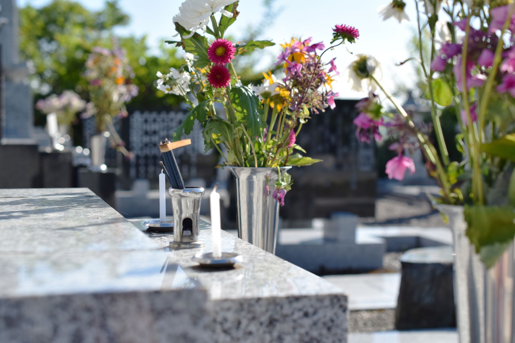 fleurs dans un vase dans un cimetiere