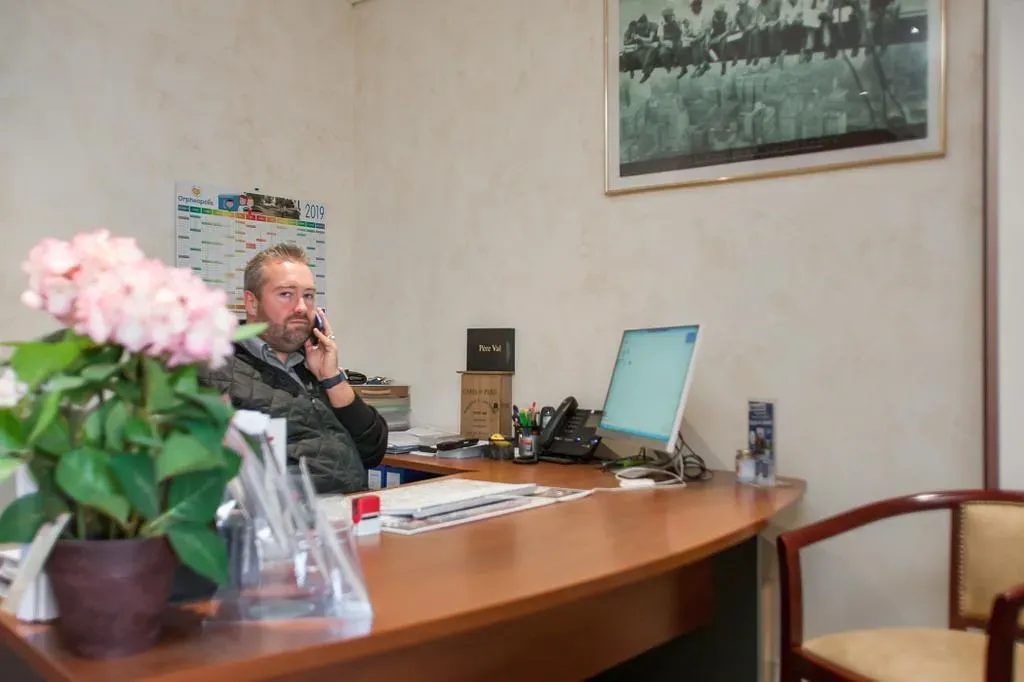 Conseiller funéraire au téléphone dans son bureau