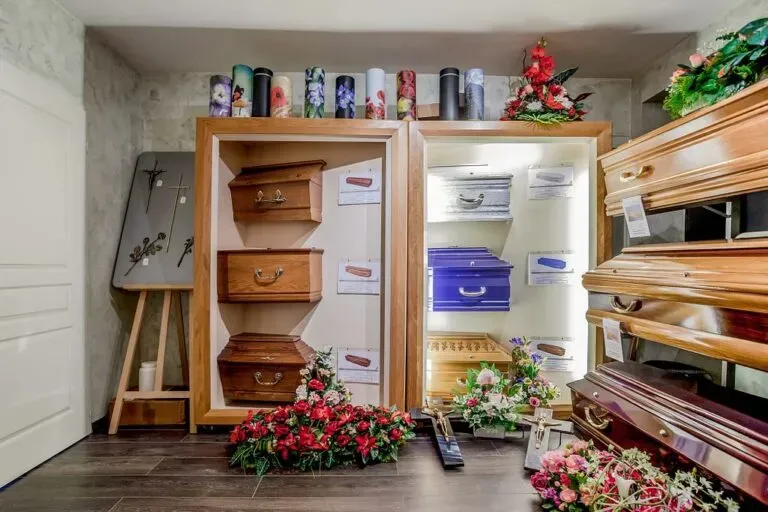 Salle d'exposition de cerceuils et d'urnes funéraires